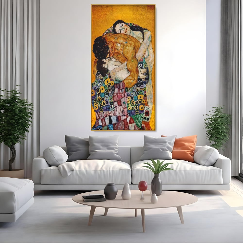 Tablou canvas cu reproducere pictura the family, in rama de aluminiu auriu, pe perete intr-un living